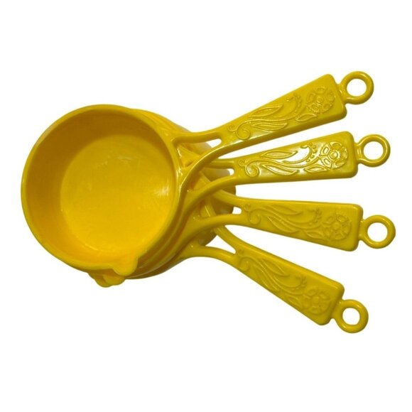 Retro Yellow Plastic Measuring Cups Set Of 4 VTG Floral Handle Kitchen Baking - Picture 1 of 14